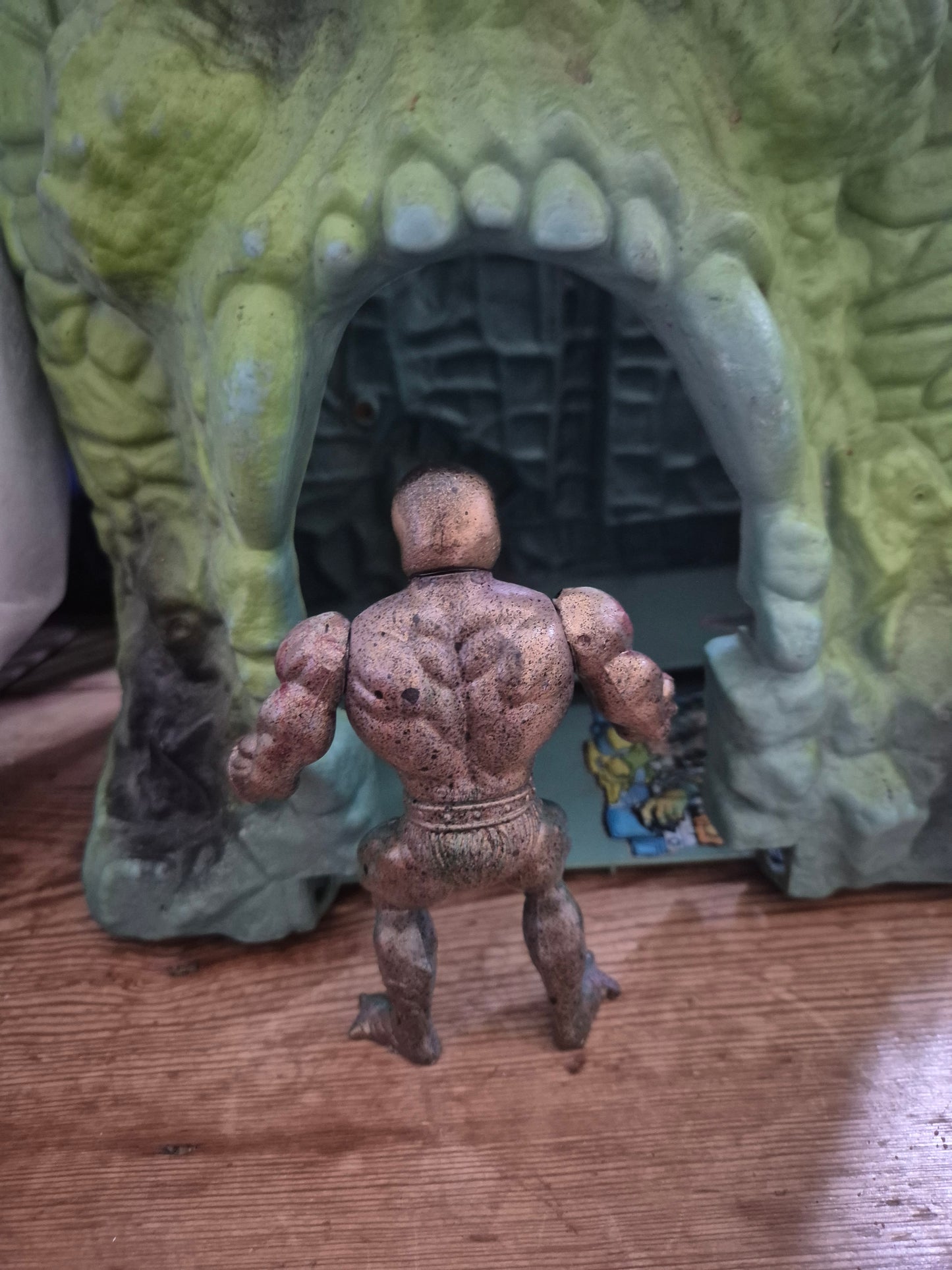 Hoodless Skeletor bootleg resin figure.